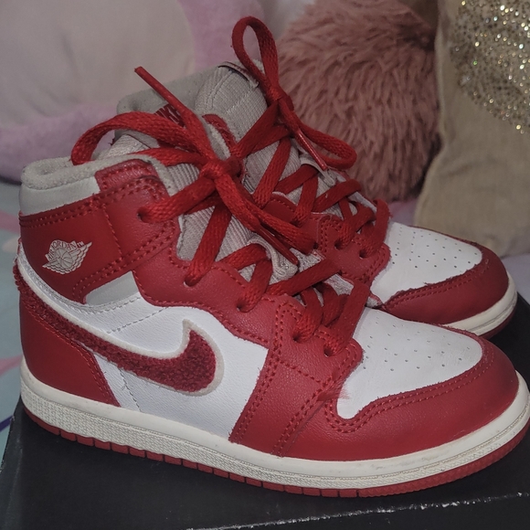 Jordan 1 Retro High OG - Picture 2 of 5